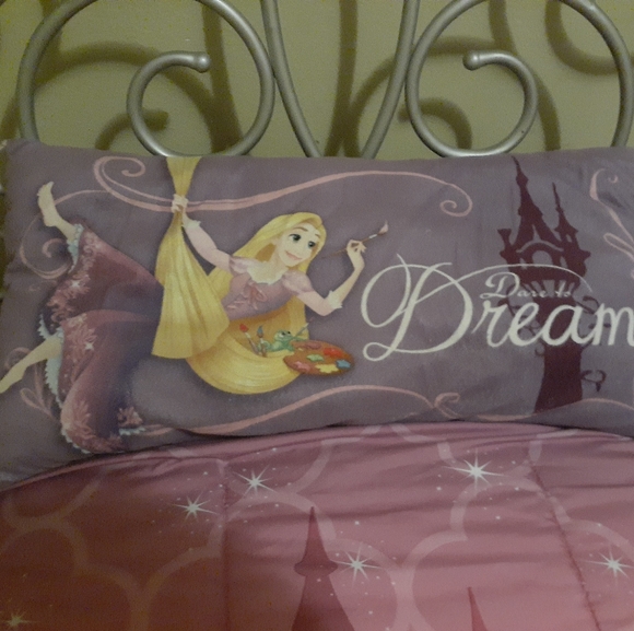 Disney Princess Reversible Twin Bedding set - Picture 4 of 4